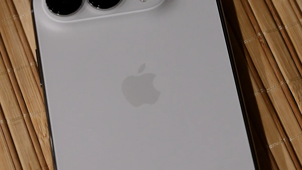 iFixit iPhone Duo parça açılımı: menteşe tasarımı ekran çatlağının nedeni