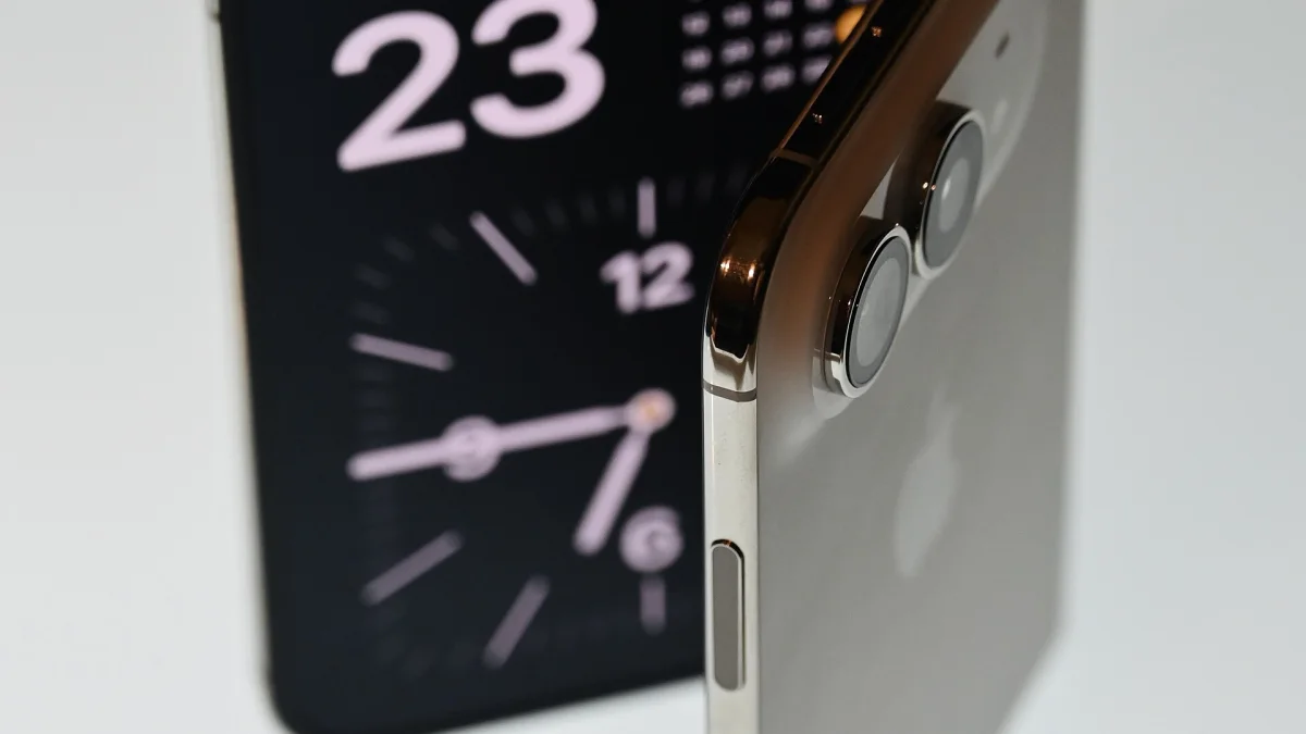 iPhone Duo menteşe hattında ekran çatlığı sorunu ortaya çıktı