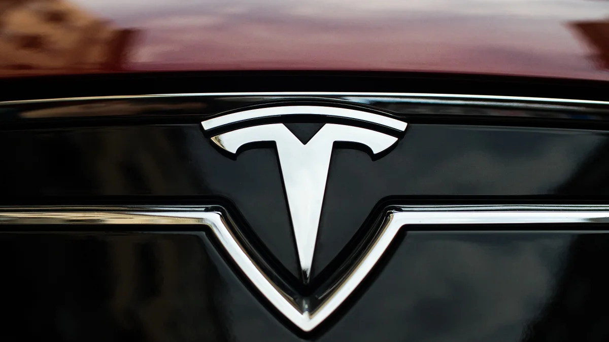 Tesla Full Self-Driving, Bratislava'nın dar sokaklarında sınırını gösterdi