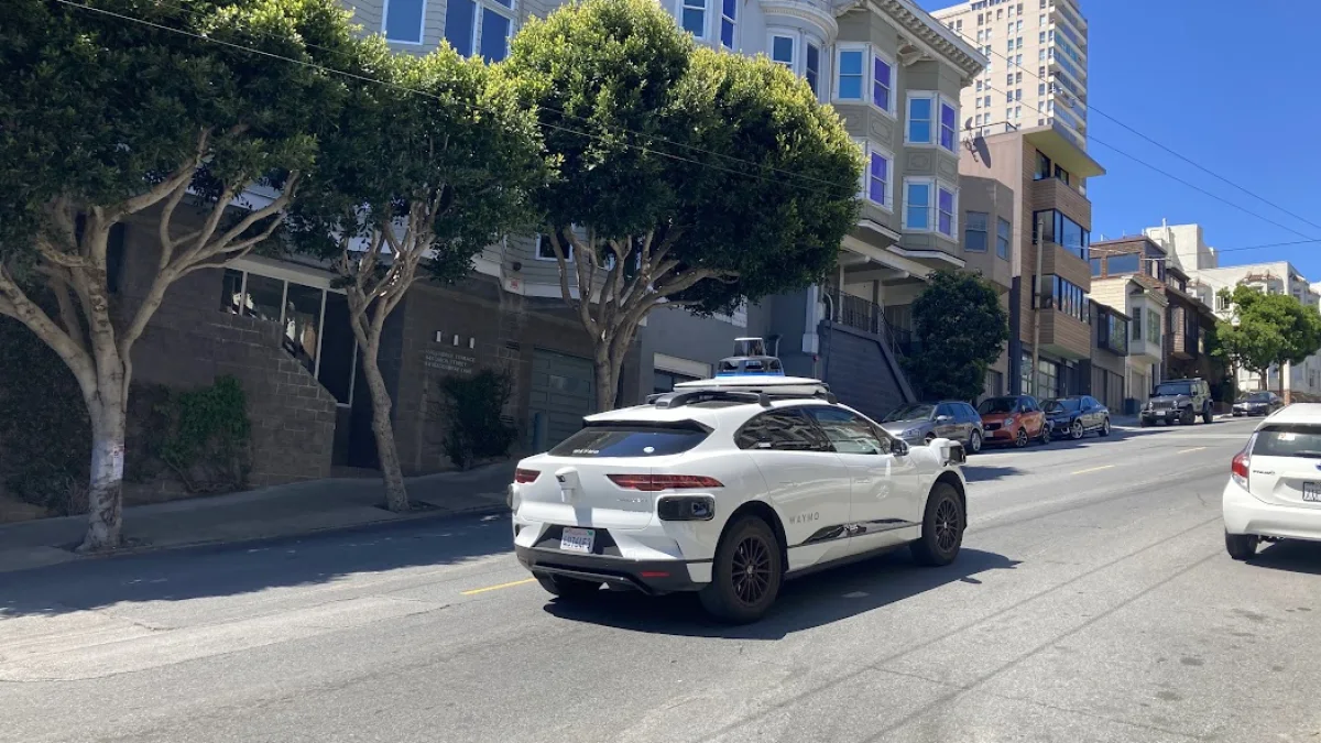 Waymo robotaxi hizmeti 250 kare mil ekliyerek beş şehre ulaşıyor